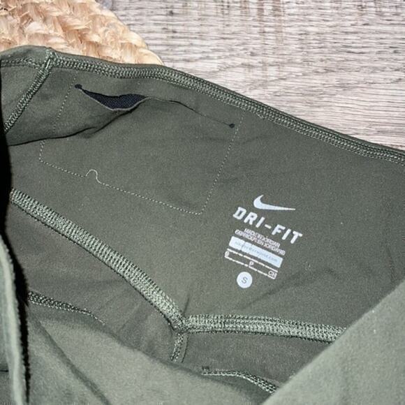 Nike women’s green and black cropped leggings size small excellent condition - Picture 3 of 4